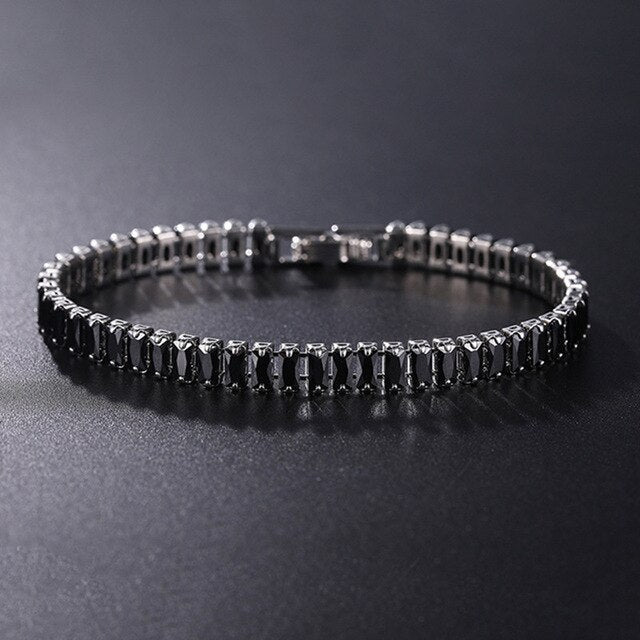 Klassisches Tennisarmband, unisex, besetzt mit strahlenden Zirkonia-Kristallen. Glitzernder Schmuck.
