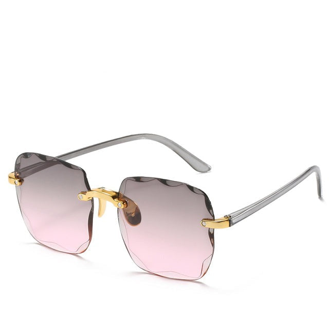Unisex Randlos-Sonnenbrille Clea im Vintage-Look. Trendige eckige Brille mit effektivem UV400-Schutz.