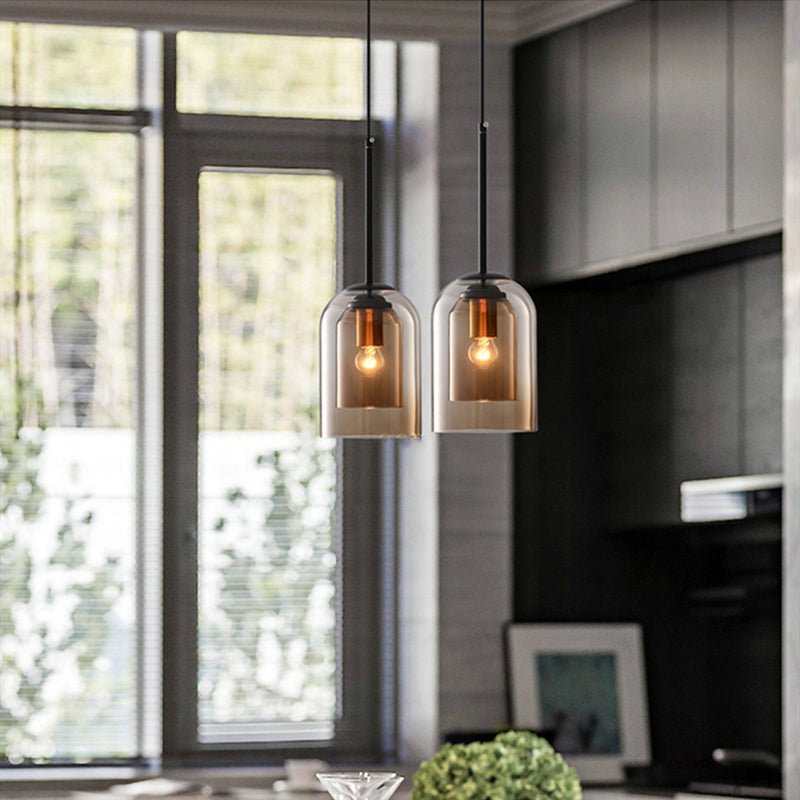 Zeitlose Pendelleuchte aus Doppelglas, spendet warmes Licht. Ideale Designleuchte für Esszimmer.