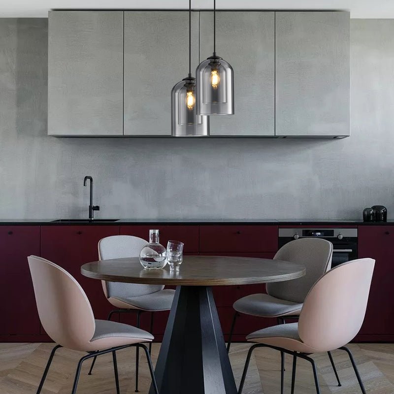 Esszimmerlampe: Elegante Doppelglas-Pendelleuchte mit rauchgrauem Schirm für stimmungsvolle Beleuchtung.