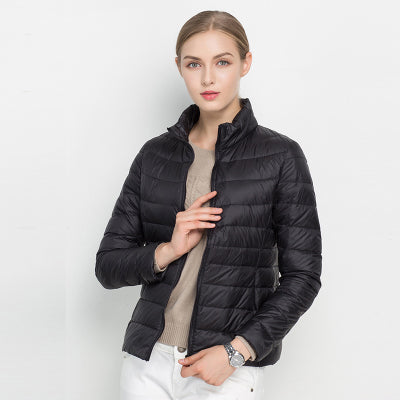 Federleichte, warme Damen Steppjacke Alina. Elegante Daunenjacke für modische Herbst- & Winter-Looks. Bequem & chic.