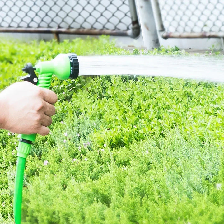 Robuster, knickfreier Gartenschlauch für effiziente Bewässerung. Ausziehbar mit praktischer Sprühdüse.
