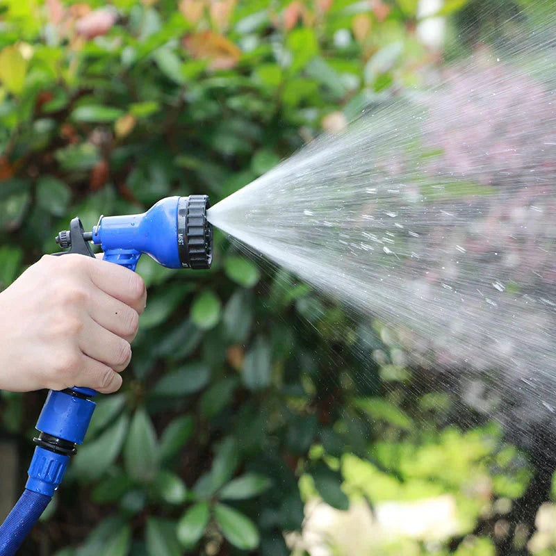 Kompakter, ausziehbarer Wasserschlauch FlexaFlow mit Sprühdüse für leichte Lagerung & Handhabung.