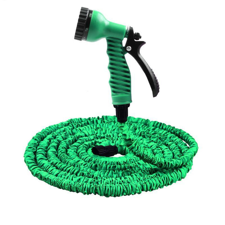 Leichtgewichtiger Gartenschlauch FlexaFlow, ausziehbar, ideal für Gartenpflege & Autopflege.