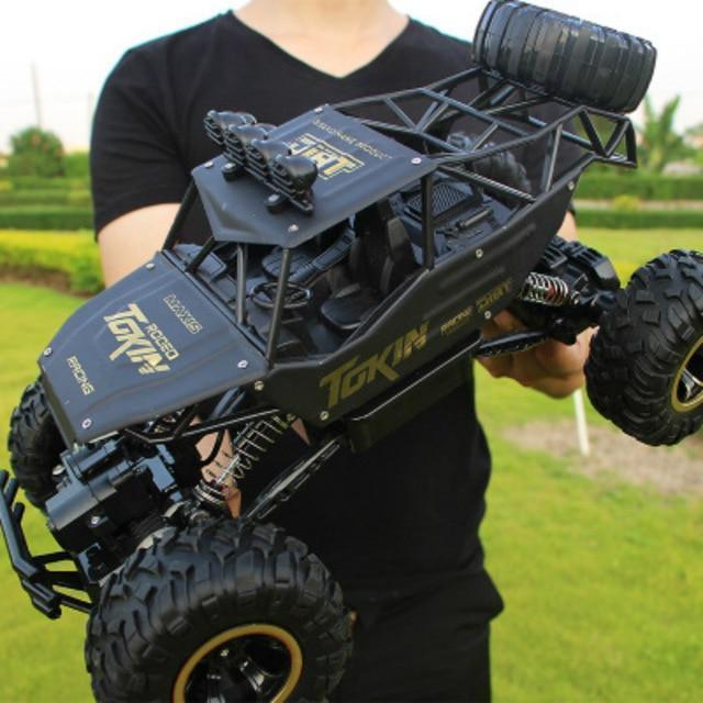 Actionreicher RC Monstertruck Rockcrawler bezwingt steiniges Gelände; ideales Offroad-Spielzeug für Kinder.