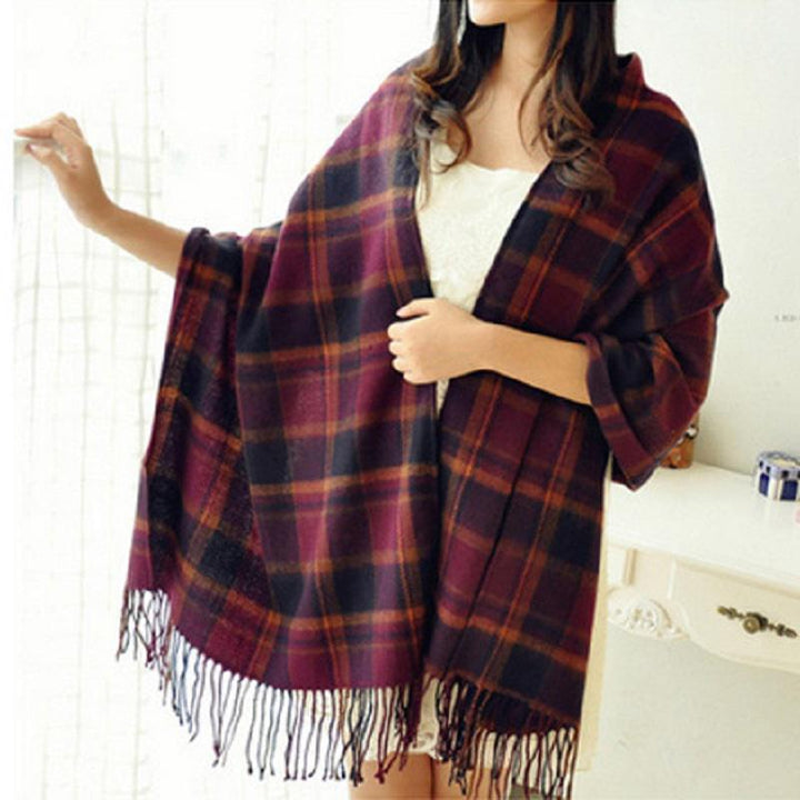 Vielseitiger Damen Herbstschal, warm, elegant und mit ansprechendem Rautenmuster gestaltet.