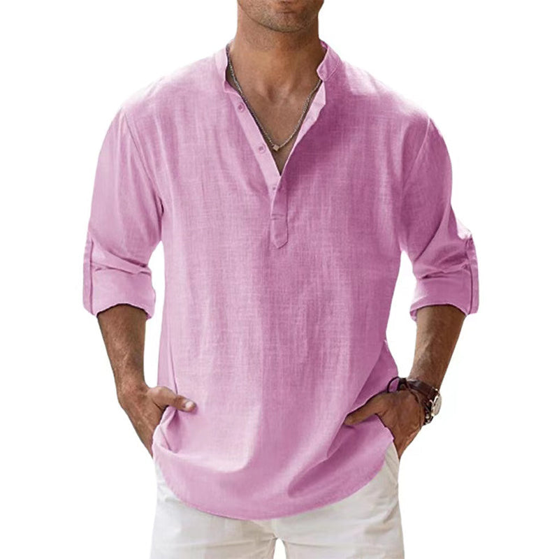 Mann trägt lässiges Herren Langarm Hemd im Sommer am Strand; eleganter Casual-Look für vielseitige Anlässe.