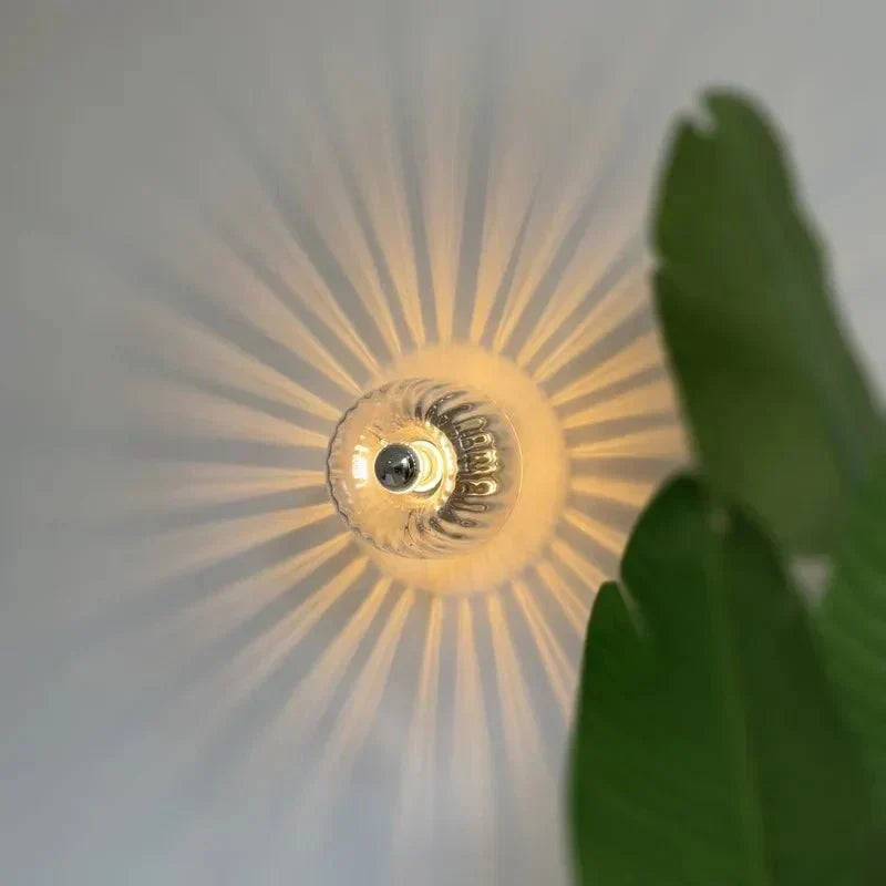 Nahaufnahme der Wandlampe: Klares Glas und hochwertige Metall-Elemente im skandinavischen Design.