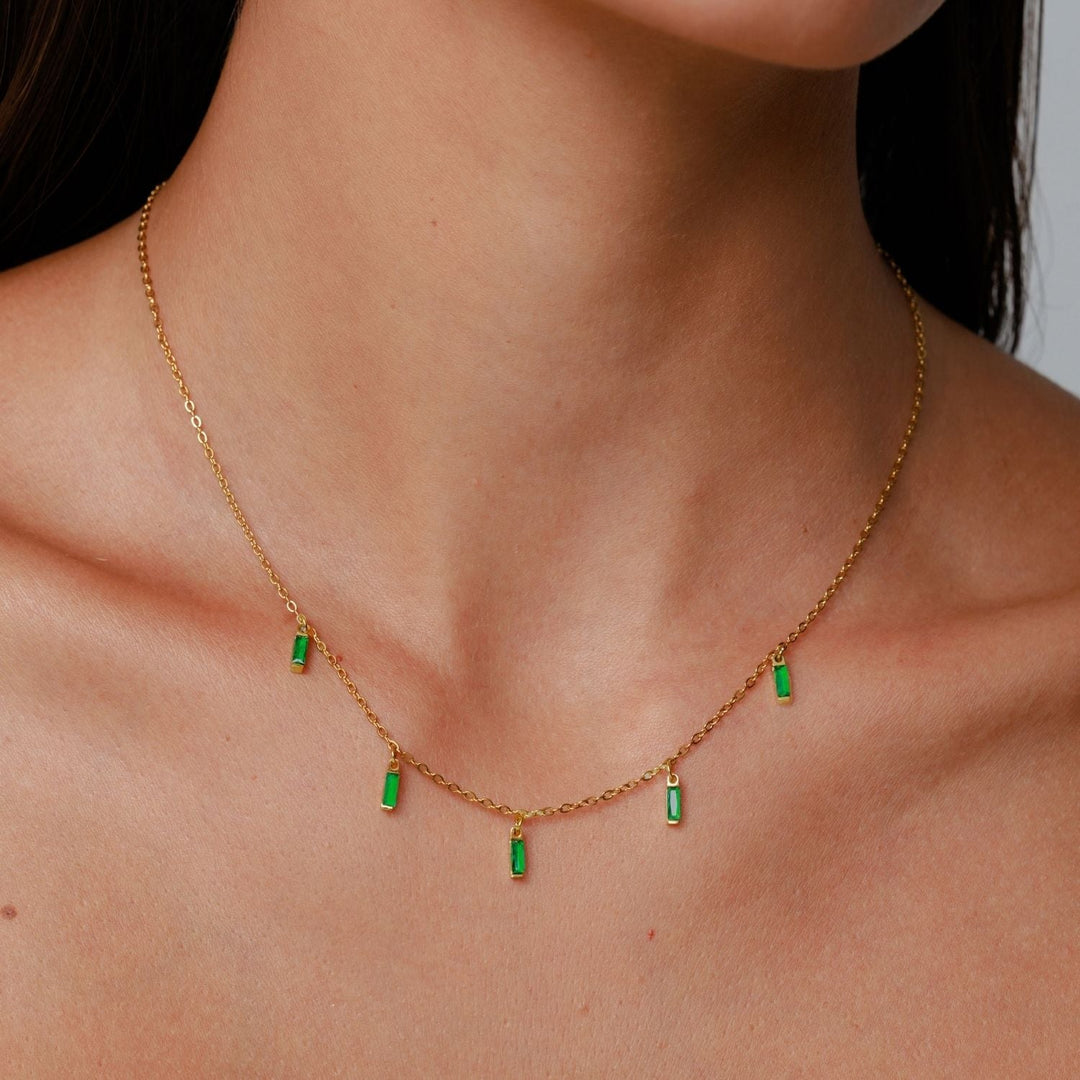 Elegante Damen Choker Halskette in Gold mit grünem Smaragd-Anhänger aus Edelstahl. Perfekter Damenschmuck.