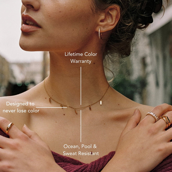 Funkelnde Damen Choker Halskette in Gold mit grünem Smaragd-Anhänger. Eleganter Schmuck für Sie.