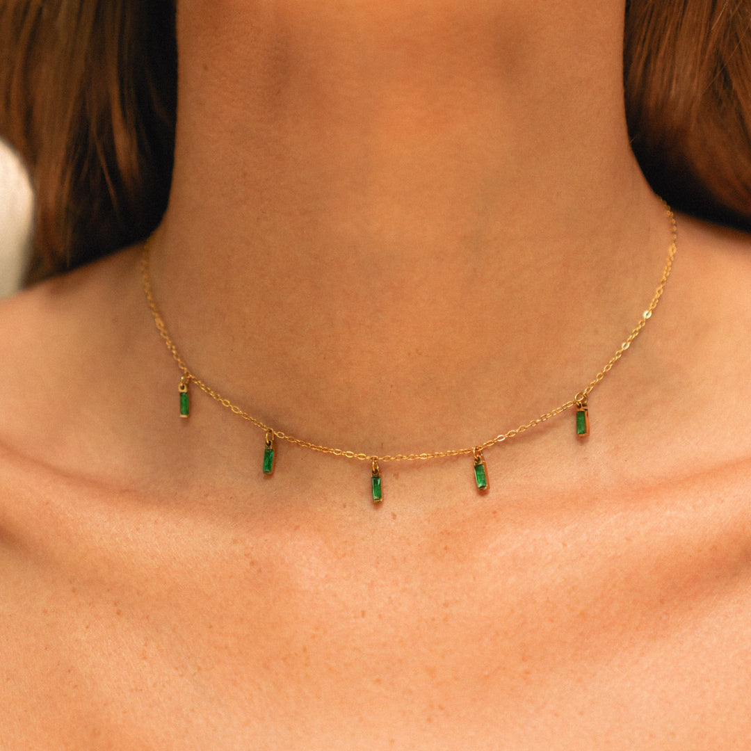 Damen Choker Halskette Gold mit grünem Smaragd. Stilvolle Eleganz für jede Frau. Ideales Geschenk.