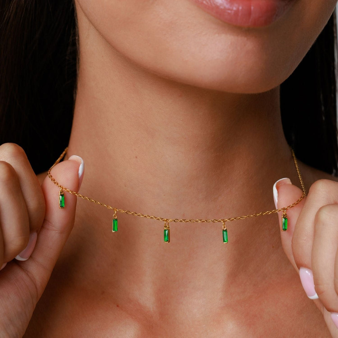 Zarte Gold-Choker Kette für Damen mit funkelndem Smaragd-Anhänger. Zeitloses Geschenk für Frauen.