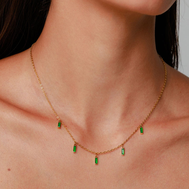 Exklusive Damen Smaragd-Gold-Choker Kette. Eleganter Damenschmuck mit leuchtend grünem Edelstein.