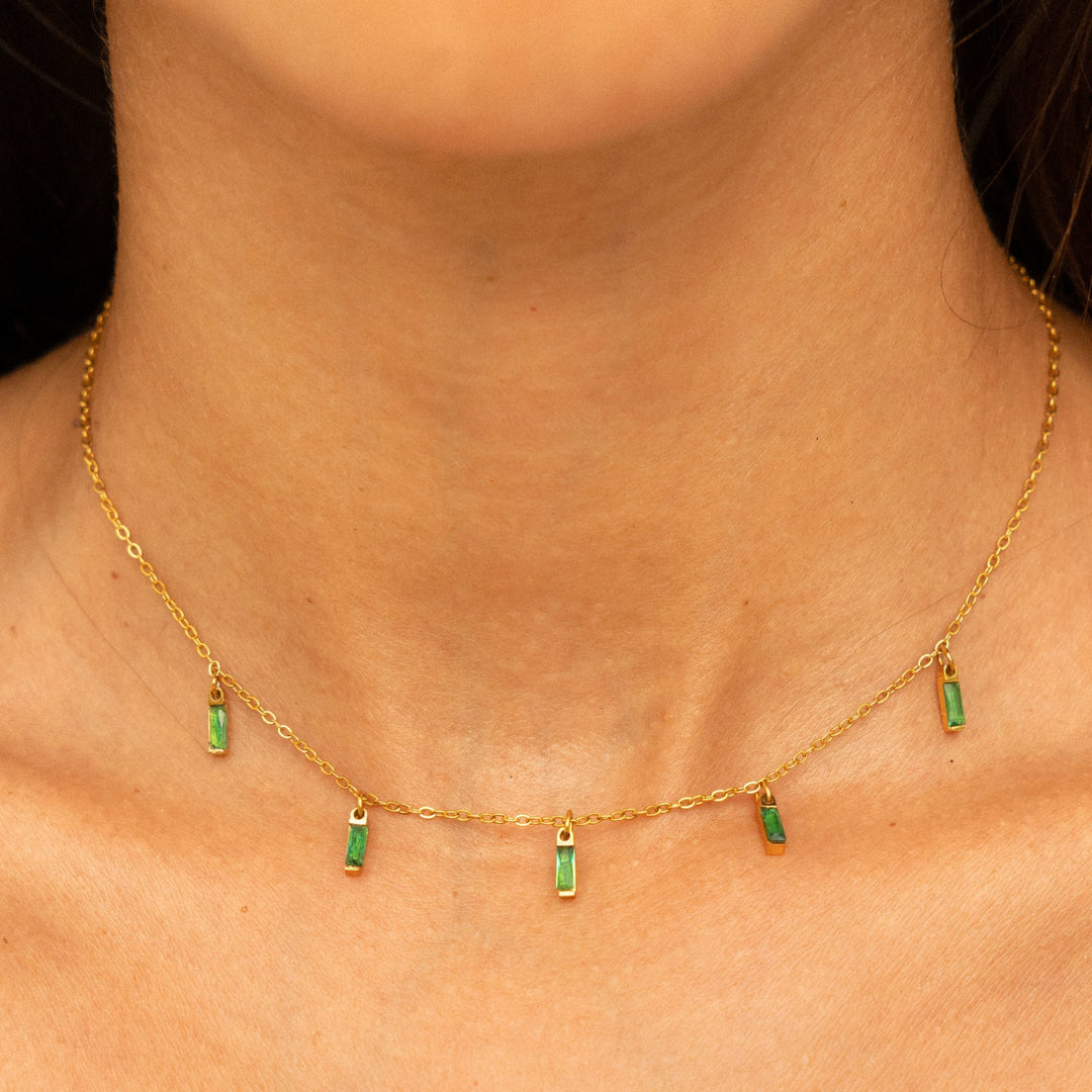 Moderner Damenschmuck: Gold-Choker Kette mit Smaragd-Anhänger. Perfekt für besondere Anlässe.
