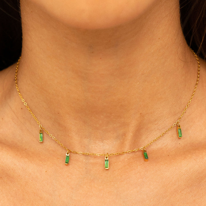 Moderner Damenschmuck: Gold-Choker Kette mit Smaragd-Anhänger. Perfekt für besondere Anlässe.
