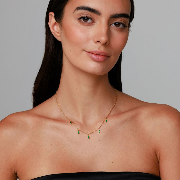 Grüner Smaragd-Anhänger an goldener Choker Halskette für Damen. Moderner Edelstahlschmuck mit Eleganz.