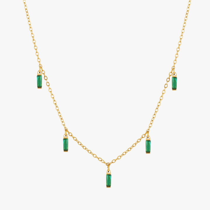Goldene Damen Halskette im Choker-Stil mit strahlendem grünem Smaragd. Stilvolles Accessoire.