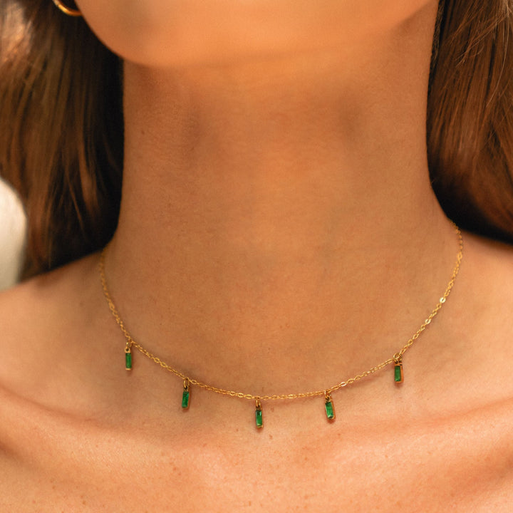 Edle Damen Halskette: Gold-Choker mit Smaragd-Anhänger. Grüner Schmuck aus Edelstahl für Eleganz.