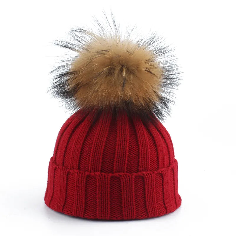 Elegante Damen Bommelmütze für den Winter, gestrickt und warm. Mit auffälligem Kunstfell-Bommel.