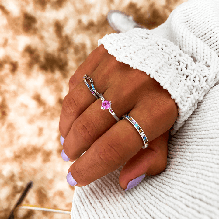 Glamouröser Gold-Damenring mit Regenbogen-Zirkonia. Glitzernder Schmuck, farbenfrohes Design.