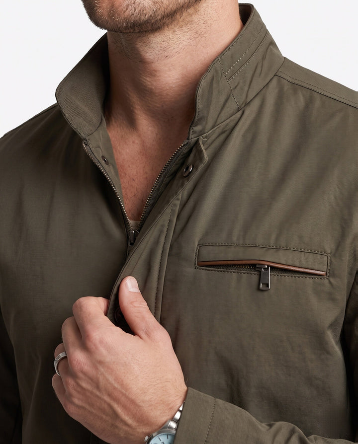 Moderne Herren Urban Übergangsjacke mit Stehkragen. Praktische Reißverschlusstaschen für urbanen Freizeit-Look. Herbst/Frühling.