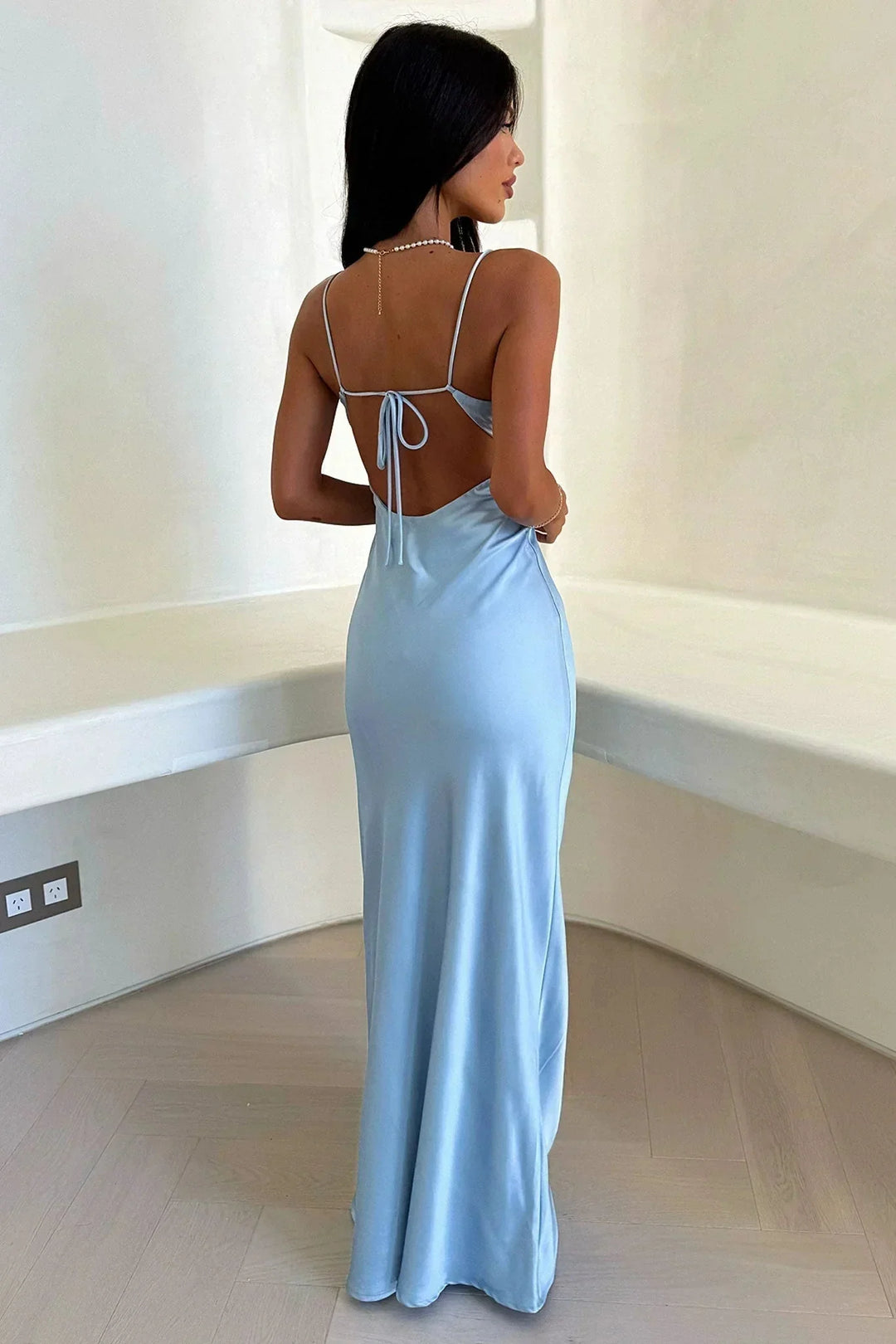 Damen Maxikleid blau glänzend, elegantes langes Abendkleid. Festliches, modisches Kleid im Regular Fit.