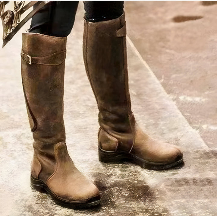 Seitenansicht der Damenstiefel mit profilierter Sohle für optimale Traktion. Ideal als Winterschuhe.