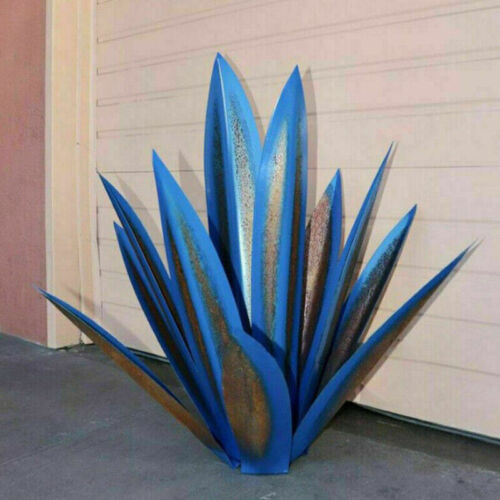 Rostfreie Metall Agave Gartendekoration mit Erdspieß. Exotisches Pflanzenornament für Ihr Gartendesign.