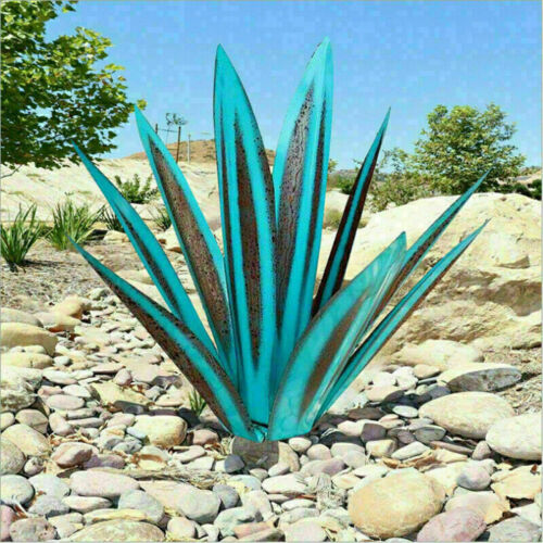 Kunstvolle Metall Agave Skulptur mit Erdspieß. Wetterfeste Gartendeko und Blickfang im Garten.