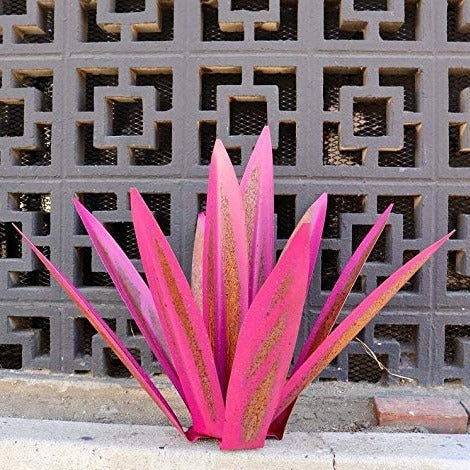 Elegante Metall Agave Pflanzenskulptur, wetterfest und rostfrei. Bereichert jedes Gartendesign.