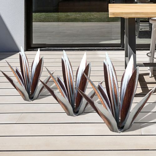 Moderner Agave Metall Gartenstecker, rostfrei und robust. Stilvolle Außendekoration.