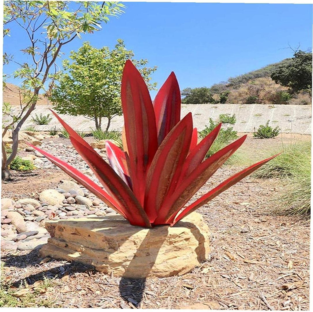 Metallkunst Agave Skulptur, detailreich und wetterfest. Stilvolle Gartendeko und Pflanzenornament.