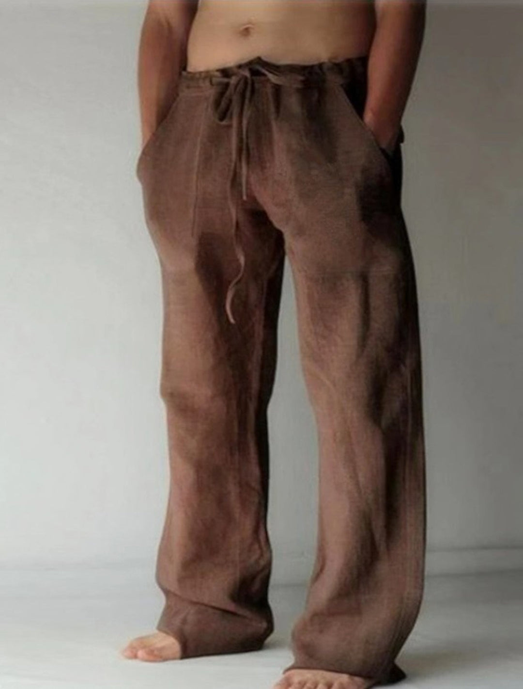 Nahaufnahme der weiten Herren Leinenhose Elias, leichter Stoff, locker fallend, ideal für Sommer.