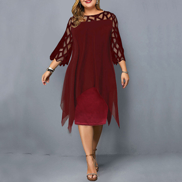 Schickes Damen Midikleid in Übergröße mit raffinierten Spitzenärmeln. Stilvolle Plus Size Mode.