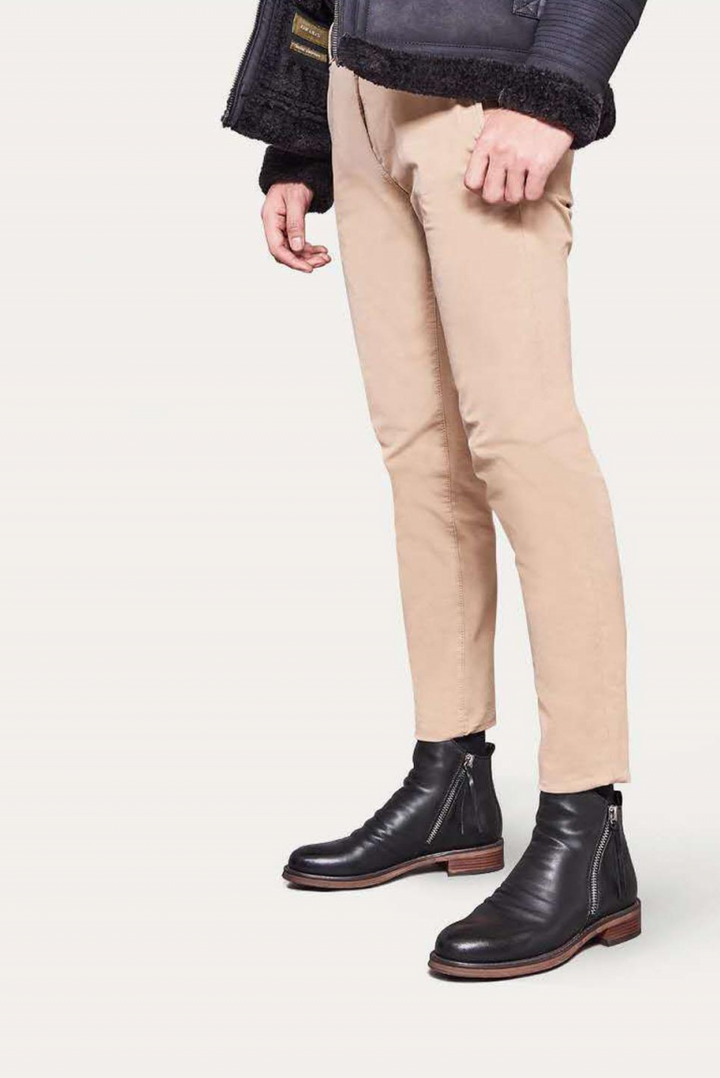 Rote Milan Lederstiefel für Herren. Ausdrucksstarker, eleganter Stil. Ideal für besondere Anlässe. Zeitloses Design.