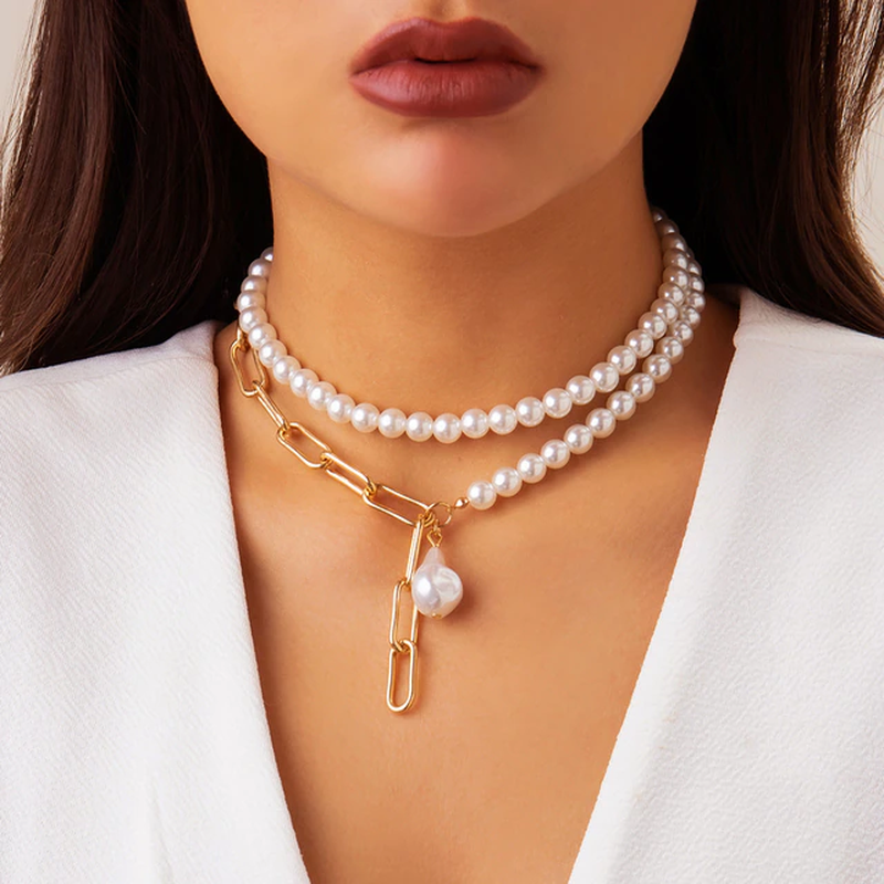 Damen Halskette mit runden Perlen, mehrschichtig, elegantes Accessoire für Abendmode und Anlässe.