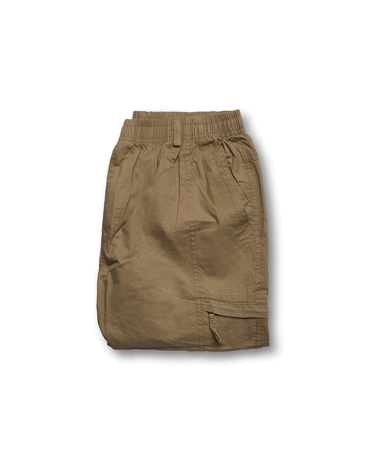 Gefaltete Khaki Herren Cargo-Hose mit funktionalen Taschen, lockerem Schnitt und bequemem Vier-Wege-Stretch.