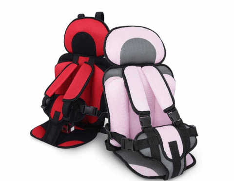 Ein glückliches Kind sitzt sicher & bequem im SafeRider Pro Kleinkindersitz während der Fahrt.