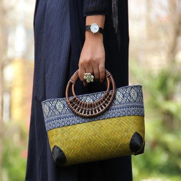 Damen Strandtasche aus geflochtenem Bambus im Boho Chic Stil, ideal für den Sommerurlaub.