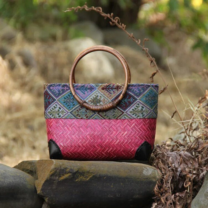 Elegante geflochtene Strandtasche für Damen aus Bambus, ideal für Strand, Urlaub und Freizeit.