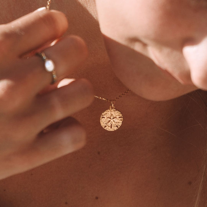 Damen Halskette Sanddollar, goldfarben, maritim. Ein Must-have für Strand & Meer.