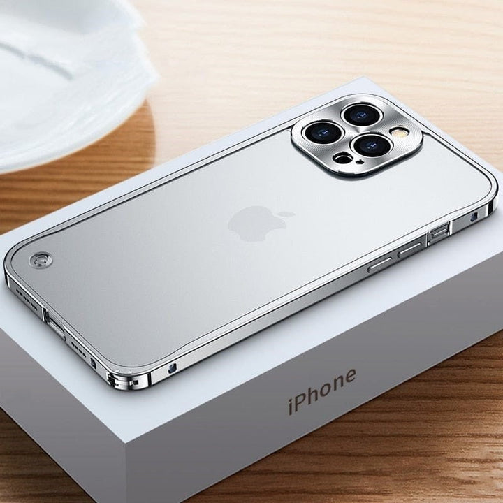 Detailansicht einer passgenauen Metallhülle für iPhone, zeigt präzise Aussparungen und schlankes Profil.