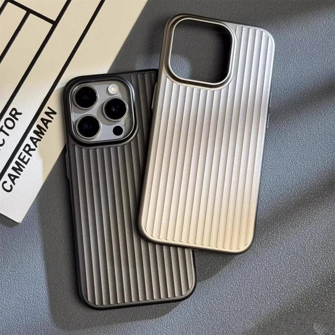 Schlanke iPhone Schutzhülle mit griffiger Rillenstruktur. Stoßfester Kratzschutz & modernem Design.
