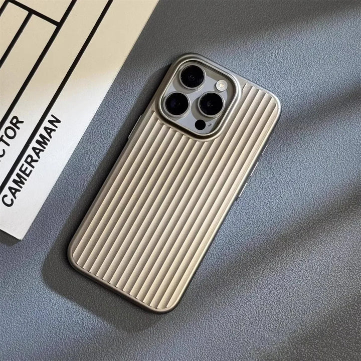Modernes Mobilfunkzubehör: Schlanke iPhone Hülle mit Rillenstruktur, stoßfest & kratzfest. Perfekter Grip.
