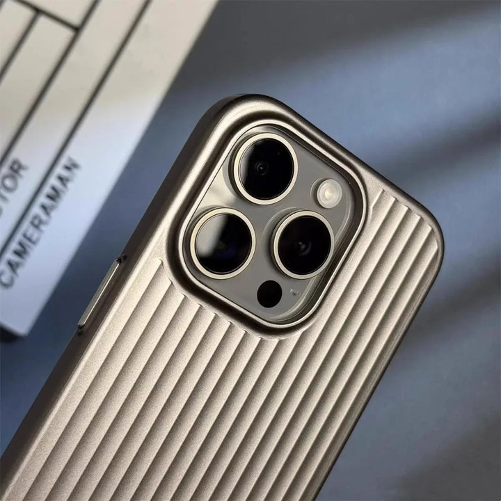 Robuste Telefonhülle für iPhone: schlankes Design, Rillenstruktur für Grip, stoßfest und kratzschutz.