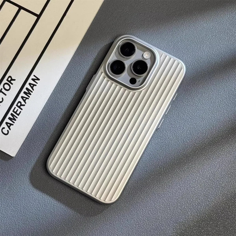 Moderne, stoßfeste iPhone Handyhülle mit eleganter Rillenstruktur. Schlankes Design für idealen Alltagschutz.