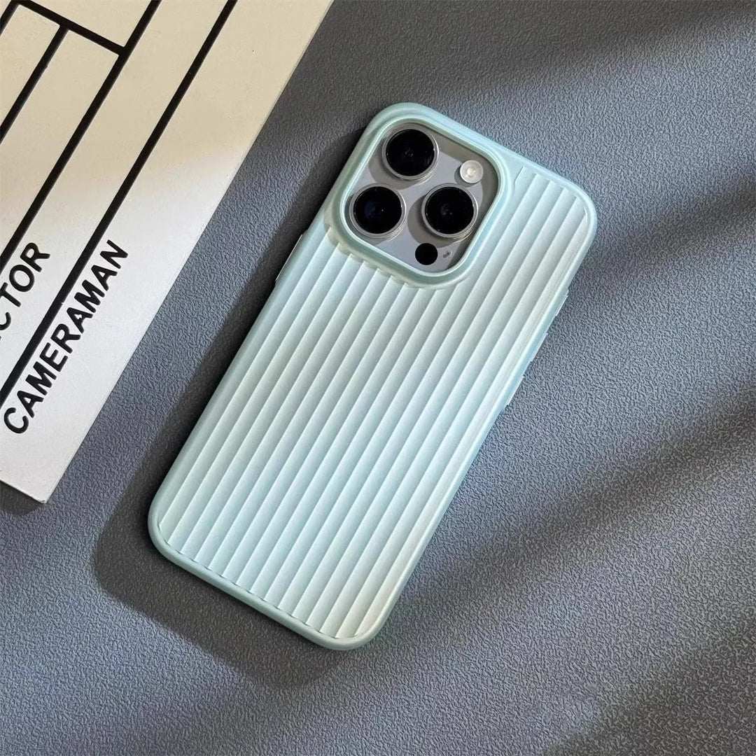 Stilvolles iPhone Accessoire: Schlanke Handyhülle mit Rillenstruktur, stoßfest und schützt vor Kratzern.