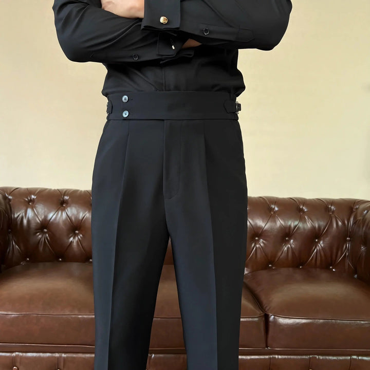 Nahaufnahme des atmungsaktiven Stoffes der italienischen Herrenhose, optimaler Komfort das ganze Jahr.
