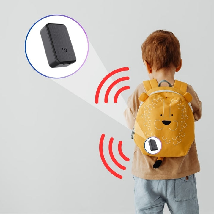 Kleiner schwarzer Kinder-GPS-Tracker. Kompaktes Ortungsgerät für sichere Echtzeit-Ortung des Kindes.