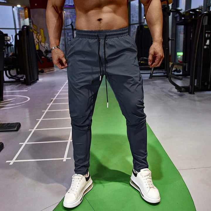 Mann trägt Regular Fit Sporthose beim Joggen im Freien. Bequem, atmungsaktiv & ideal für Laufsport.